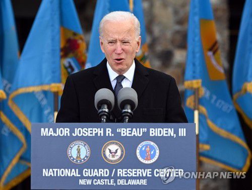 '제2의 고향' 델라웨어주에서 고별연설 하는 바이든 당선인(뉴캐슬 AFP=연합뉴스) 제46대 미국 대통령 취임을 하루 앞둔 조 바이든 당선인이 19일(현지시간) 취임식을 위해 워싱턴DC로 떠나기 직전 델라웨어주 뉴캐슬의 주방위군사령부 야외에서 델라웨어주 깃발을 배경으로 고별 연설을 하고 있다. 바이든은 10살이 되던 해 델라웨어주로 이사해 지금까지 60년 넘게 살아왔다. leekm@yna.co.kr