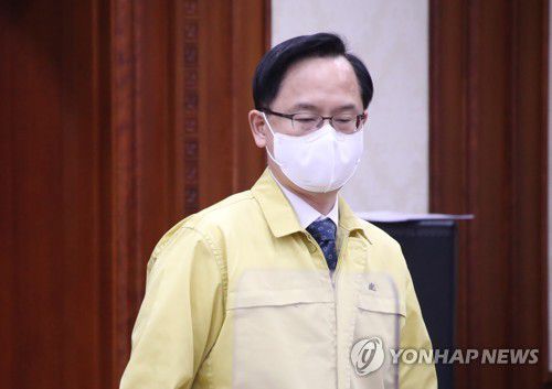 비상경제 중대본 참석하는 강성천 중기부 차관(서울=연합뉴스) 김승두 기자 = 강성천 중기부 차관이 20일 정부서울청사에서 열린 제27차 비상경제 중앙대책본부 회의에 참석하고 있다.   kimsdoo@yna.co.kr