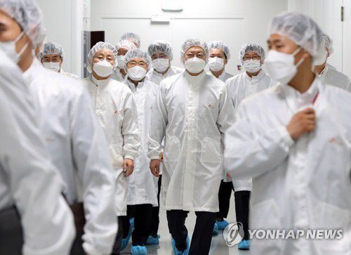 백신 생산시설 들어서는 문 대통령(안동=연합뉴스) 최재구 기자 = 문재인 대통령이 20일 오전 백신 생산시설 시찰을 위해 경북 안동시 SK바이오사이언스 공장으로 들어서고 있다.  jjaeck9@yna.co.kr