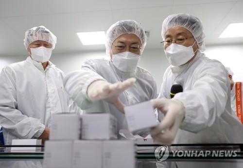 백신 살펴보는 문재인 대통령(안동=연합뉴스) 최재구 기자 = 문재인 대통령이 20일 오전 경북 안동시 SK바이오사이언스 공장 코로나19 백신 완제 제조실에서 분류 중인 백신을 살펴보고 있다. 왼쪽은 최태원 SK회장. 2021.1.20 jjaeck9@yna.co.kr