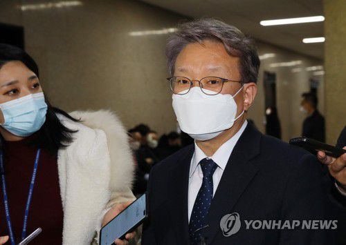 소감 밝히는 권칠승 중소벤처기업부 장관 후보자(서울=연합뉴스) 진성철 기자 = 중소벤처기업부 장관으로 내정된 더불어민주당 권칠승 의원이 20일 국회에서 취재진에게 소감을 밝히고 있다.  zjin@yna.co.kr