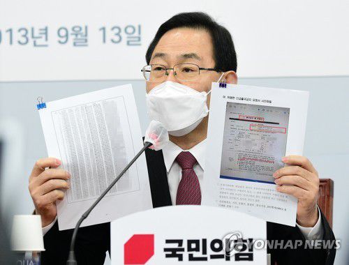 법무부 불법행위 공익제보 관련 기자회견하는 주호영(서울=연합뉴스) 하사헌 기자 = 국민의힘 주호영 원내대표가 6일 국회에서 "법무부가 지난해 김학의 전 법무차관을 긴급 출국금지 하기에 앞서 100차례 이상 불법으로 출국 정보를 뒤졌다"라고 주장하며 이 같은 내용의 공익제보를 받은 것과 관련해 긴급 기자회견을 하고 있다. 2020.12.6 toadboy@yna.co.kr