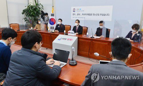 법무부 불법행위 공익제보 관련 기자회견하는 주호영(서울=연합뉴스) 하사헌 기자 = 국민의힘 주호영 원내대표가 6일 국회에서 "법무부가 지난해 김학의 전 법무차관을 긴급 출국금지 하기에 앞서 100차례 이상 불법으로 출국 정보를 뒤졌다"라고 주장하며 이 같은 내용의 공익제보를 받은 것과 관련해 긴급 기자회견을 하고 있다. 2020.12.6 toadboy@yna.co.kr