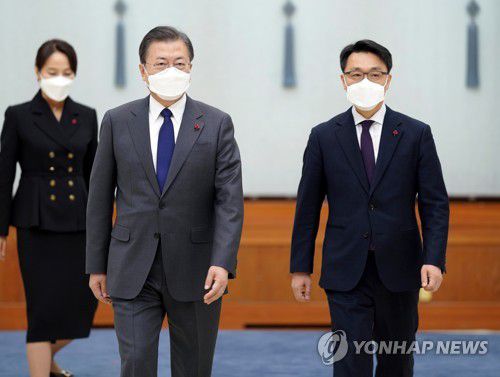 환담장 이동하는 문재인 대통령과 김진욱 공수처장(서울=연합뉴스) 최재구 기자 = 문재인 대통령이 21일 오전 청와대에서 김진욱 초대 고위공직자범죄수사처장에게 임명장을 수여하고 함께 환담장으로 이동하고 있다.  jjaeck9@yna.co.kr