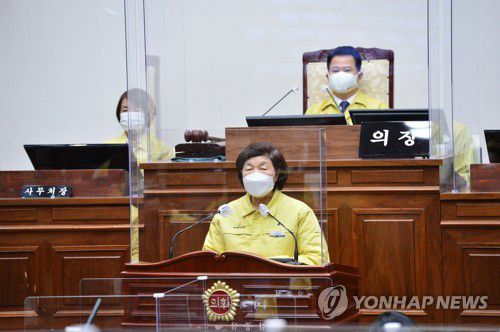 울산시의회, 올해 첫 임시회 개회(울산=연합뉴스) 이상현 기자 =  21일 울산시의회 본회의장에서 올해 첫 임시회가 열리고 있다. 2021.1.21 leeyoo@yna.co.kr