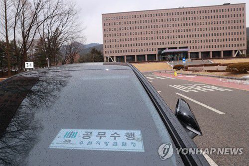 검찰, '김학의 출금 사건' 법무부 전격 압수수색(과천=연합뉴스) 홍해인 기자 = 위법성 논란이 불거진 김학의 전 법무부 차관 출국금지 사건을 수사 중인 검찰이 법무부에 대한 압수수색에 나선 21일 과천 법무부 청사 앞에 수원지방검찰청 차량이 세워져 있다. 2021.1.21 hihong@yna.co.kr