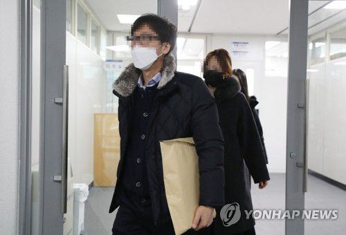 검찰, 이규원 파견 검사 세종청사 사무실 압수수색(세종=연합뉴스) 김주형 기자 = 위법성 논란이 불거진 김학의 전 법무부 차관 출국금지 사건을 수사 중인 검찰 관계자들이 21일 오후 세종시 정부세종청사 공정거래위원회에 법무보좌관으로 파견 나와 있는 이규원(41·사법연수원 36) 대검 과거사진상조사단 파견 검사의 사무실 압수수색을 마친 뒤 나오고 있다. 2021.1.21 kjhpress@yna.co.kr