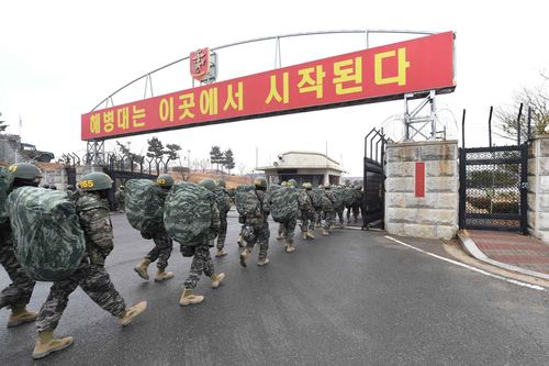 극기주 훈련 마친 해병대 신병(포항=연합뉴스) 해병대 1천265기 신병들이 극기주 훈련을 성공적으로 마치고 부대로 복귀하고 있다. 2021.1.22 [해병대 교육훈련단 제공. 재판매 및 DB 금지]