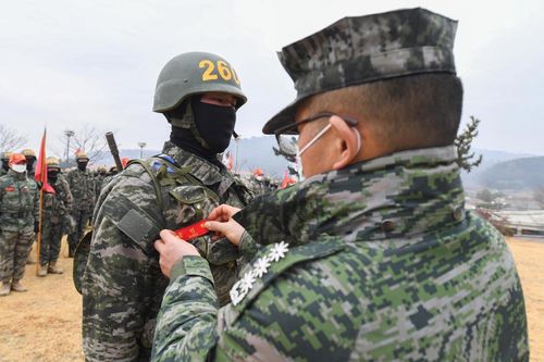빨간 명찰 다는 해병대 신병(포항=연합뉴스) 해병대 1천265기 신병들이 극기주 훈련을 마치고 부대로 복귀해 빨간 명찰을 달고 있다. 2021.1.22 [해병대 교육훈련단 제공. 재판매 및 DB 금지]