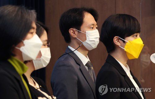 '사법농단 법관탄핵' 제안하는 이탄희 류호정 강민정 용혜인(서울=연합뉴스) 진성철 기자 = 정의당 류호정(오른쪽 부터), 더불어민주당 이탄희, 기본소득당 용혜인, 열린민주당 강민정 의원이 22일 국회 소통관에서 '사법농단 법관탄핵'을 제안하고 있다. zjin@yna.co.kr