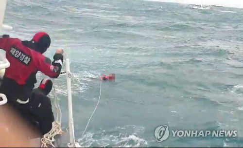 해경, 거제 해상 침수 선박 승선원 구조 중(거제=연합뉴스) 통영해양경찰이 23일 오후 경남 거제시 남부면 갈곶도 남동쪽 1.11㎞ (0.6해리) 해상에서 침수한 339t급 대형선망 A호 승선원을 구조하고 있다. 2021.1.23 [통영해경 제공. 재판매 및 DB 금지] image@yna.co.kr