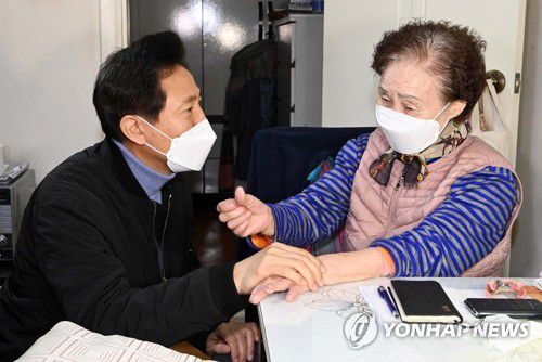 1인 가구 어르신 집 방문해 대화하는 오세훈서울시장 보궐선거에 출마한 국민의힘 오세훈 전 서울시장이 지난 22일 서울 중랑구 묵동에 거주 중인 1인 가구 어르신 집을 방문해 대화를 나누고 있다. [연합뉴스 자료사진]