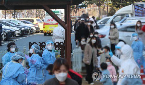 교회발 확진, 보육·교육시설 확산 우려(광주=연합뉴스) 박철홍 기자 = 광주에서 북구의 한 교회 관련 확진자가 15명의 쏟아져 나와 24일 오전 확진자가 다녀간 광주 북구의 한 유치원에 차려진 임시 선별진료소에서 어린이들이 코로나19 진단 검사를 받기 위해 대기하고 있다. 2021.1.24 pch80@yna.co.kr