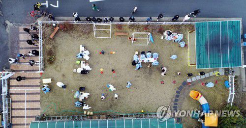 '울음 소리 가득' 유치원 선별진료소(광주=연합뉴스) 박철홍 기자 = 광주에서 북구의 한 교회 관련 확진자가 15명의 쏟아져 나와 24일 오전 확진자가 다녀간 광주 북구의 한 유치원에 차려진 임시 선별진료소에서 어린이들이 코로나19 진단 검사를 받고 있다. 2021.1.24 pch80@yna.co.kr