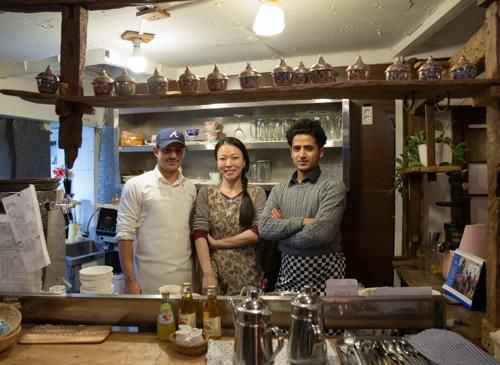 제주 속 예멘 식당왼쪽부터 예멘 난민 출신인 주방장 아민 알마마리, 사장 하민경 씨, 종업원 사미 알바드니 [유엔난민기구 한국대표부 제공]