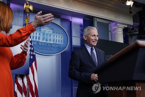 코로나19 대책 기자회견하는 파우치 소장(워싱턴 AP=연합뉴스)  앤서니 파우치 미국 국립알레르기·전염병연구소 소장이 21일(현지시간) 백악관의 제임스 브래디 브리핑룸에서 신종코로나바이러스감염증(코로나19) 대책을 밝히고 있다. jsmoon@yna.co.kr