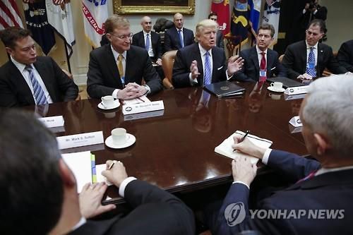 2017년 백악관 CEO 간담회에 참석한 트럼프 전 대통령과 머스크[EPA=연합뉴스]