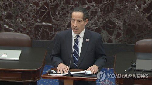 상원서 '트럼프 탄핵안' 낭독하는 미 하원 탄핵소추위원장(워싱턴 AP=연합뉴스) 미국 하원의 제이미 래스킨 탄핵소추위원단장이 25일(현지시간) 워싱턴DC 연방의회 의사당 내 상원 본회의장에서 도널드 트럼프 전 대통령에 대한 탄핵소추안을 낭독하고 있다. [미 상원 TV 제공] sungok@yna.co.kr