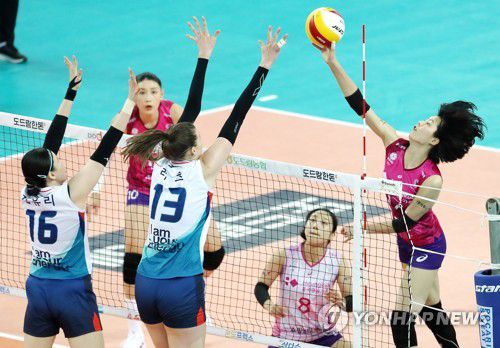 이재영 '내 공격을 받아라'(인천=연합뉴스) 윤태현 기자 = 26일 인천 계양체육관에서 열린 여자프로배구 인천 흥국생명 핑크스파이더스와 서울 GS칼텍스 KIXX 배구단의 경기. 1세트 흥국생명 이재영(오른쪽 첫 번째)이 스파이크를 하고 있다. 2021.1.26 tomatoyoon@yna.co.kr