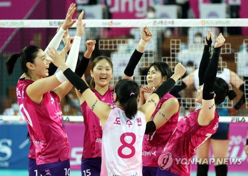 '이겼다'(인천=연합뉴스) 윤태현 기자 = 26일 인천 계양체육관에서 열린 여자프로배구 인천 흥국생명 핑크스파이더스와 서울 GS칼텍스 KIXX 배구단의 경기. 세트스코어 3-1로 승리한 흥국생명 선수들이 기뻐하고 있다. 2021.1.26 tomatoyoon@yna.co.kr