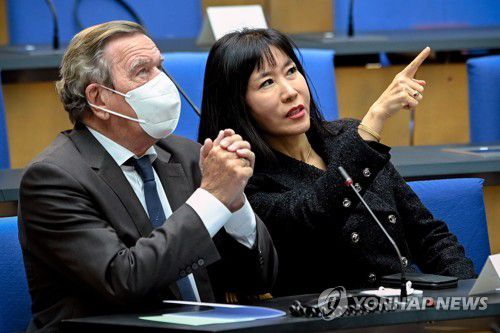 정치인 추도식에 참석한 슈뢰더 전 독일 총리 부부[EPA=연합뉴스]