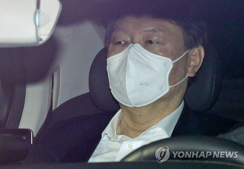 출근하는 윤석열 검찰총장(서울=연합뉴스) 류영석 기자 = 윤석열 검찰총장이 27일 오전 서울 서초구 대검찰청으로 출근하고 있다. 2021.1.27 ondol@yna.co.kr