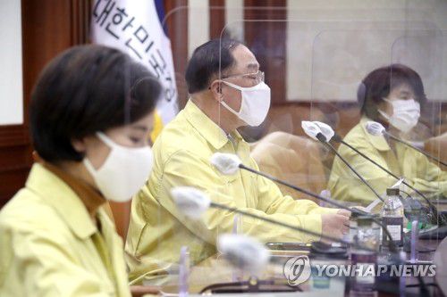 홍남기 부총리, 비상경제 중대본 주재(서울=연합뉴스) 김승두 기자 = 홍남기 경제부총리 겸 기획재정부 장관이 27일 정부서울청사에서 열린 제28차 비상경제 중앙대책본부 회의 겸 2021년 제1차 혁신성장전략회의를 주재하며 발언하고 있다.  kimsdoo@yna.co.kr