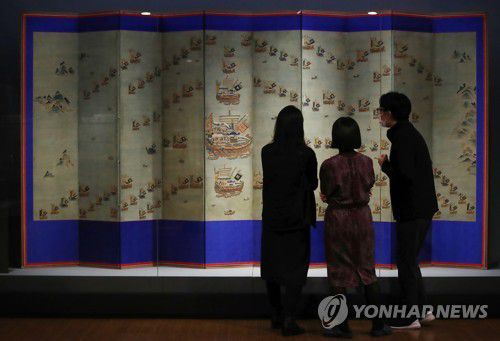 수군 훈련 장면 그림 10폭 병풍(서울=연합뉴스) 진연수 기자 = 27일 서울 종로구 국립고궁박물관 궁중서화실에서 관람객들이 '수군조련도' 병풍을 살펴보고 있다. 
국립고궁박물관은 지난해 미국에서 50년 만에 귀환해 처음 공개된 너비 5.04m, 세로 2.21m의 대형 병풍 '요지연도'를 포함해 궁중회화의 진가를 고스란히 담은 병풍 세 점을 전시하고 있다.  jin90@yna.co.kr