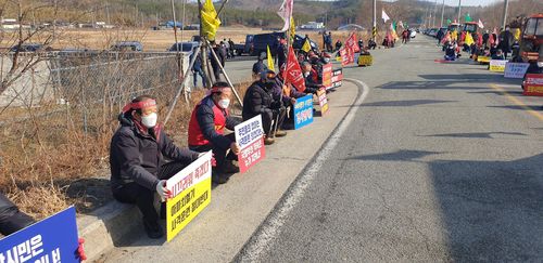 헬기 사격훈련 중단 촉구(포항=연합뉴스) 28일 경북 포항시 남구 장기면 수성사격장 앞 도로에서 포항수성사격장반대대책위원회와 장기면민이 주한미국 헬기 사격훈련 중단을 촉구하는 기자회견을 하고 있다. 2021.1.28 [포항수성사격장반대대책위원회 제공. 재판매 및 DB 금지]