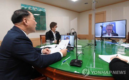 IMF 한국 미션단장과 화상면담하는 홍남기 부총리(서울=연합뉴스) 홍남기 경제부총리 겸 기획재정부 장관이 27일 서울 광화문 정부서울청사에서 안드레아스 바우어 IMF(국제통화기금) 한국미션단장과 화상으로 IMF 연례협의 결과와 관련한 면담을 하고 있다. 2021.1.27 
    [기획재정부 제공. 재판매 및 DB 금지] photo@yna.co.kr