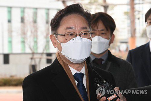 취재진 질문 답하는 박범계(서울=연합뉴스) 이지은 기자 = 박범계 신임 법무부 장관이 28일 오전 임기 첫 일정으로 신종 코로나바이러스 감염증(코로나19) 관련 방역 상황을 점검하기 위해 서울 송파구 동부구치소를 방문, 취재진 질문에 답하고 있다. jieunlee@yna.co.kr