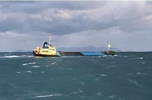 침수 중인 화물선[완도해경 제공·재판매 및 DB 금지]