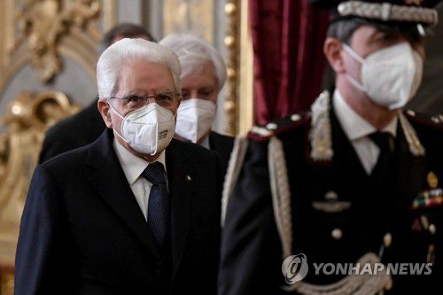 정부구성 절차 개시한 마타렐라 이탈리아 대통령(로마 EPA=연합뉴스) 세르조 마타렐라 이탈리아 대통령이 27일(현지시간) 관저인 로마 퀴리날레궁에서 이동하고 있다. 주세페 콘테 총리의 사퇴로 정국 불확실성이 가중되는 가운데 마타렐라 대통령은 이날 새 연립정부 구성을 위한 공식 협의 절차를 시작했다. leekm@yna.co.kr