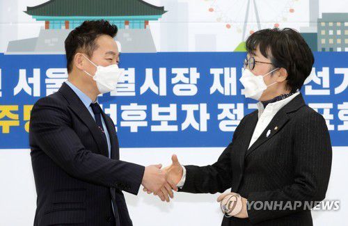 악수하는 김진애와 정봉주(서울=연합뉴스) 하사헌 기자 = 29일 국회에서 열린 열린민주당 서울시장 후보자 정견발표회에서 김진애 의원(오른쪽)과 정봉주 전 의원이 악수하고 있다. 2021.1.29 toadboy@yna.co.kr