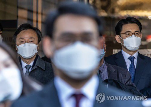 신광렬·조의연·성창호 판사 2심 무죄(서울=연합뉴스) 윤동진 기자 = 공무상 비밀누설 혐의로 기소된 신광렬 부장판사가 29일 오후 서초구 서울고법에서 열린 2심에서 무죄 선고를 받은 후 취재진 질문에 답하고 있다. 신 판사 뒤로 조의연(왼쪽), 성창호(오른쪽) 부장판사가 서 있다. mon@yna.co.kr