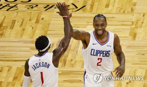 동료 레지 잭슨과 하이파이브 하는 레너드[Reinhold Matay-USA TODAY Sports/로이터=연합뉴스]