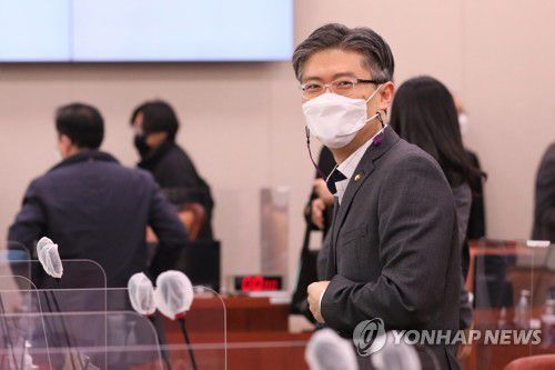 산자중기위 참석한 조정훈 의원(서울=연합뉴스) 진성철 기자 = 시대전환 조정훈 의원이 27일 국회에서 열린 산업통상자원중소벤처기업위원회 전체회의에 참석하고 있다.    2021.1.27 zjin@yna.co.kr