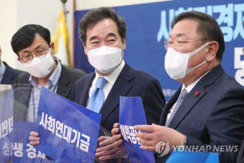 민주당 이낙연 대표더불어민주당 이낙연 대표(가운데)가 지난 28일 국회에서 열린 사회적경제 활성화 및 입법추진 당정청 회의에서 기념촬영을 하는 모습. [연합뉴스 자료사진]