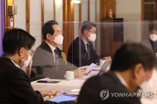 정세균 총리, 목요대화 참석(서울=연합뉴스) 류영석 기자 = 정세균 국무총리가 28일 서울 삼청동 총리공관에서 '코로나19 영업 손실보상, 제도화 방안'이라는 주제로 열린 제34차 목요대화에서 발언하고 있다. 2021.1.28 ondol@yna.co.kr