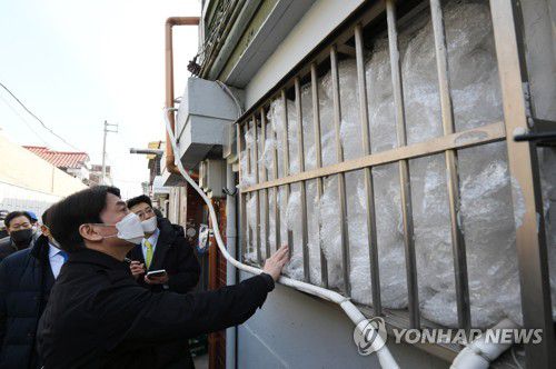 노후주택 문제 점검 나선 국민의당 안철수 대표(서울=연합뉴스) 안정원 기자 = 4.7 서울시장 보궐선거 출마 선언을 한 국민의당 안철수 대표가 노후주택 문제 해결 등을 위해 31일 재개발이 지체된 서울 성북구 장위15구역을 둘러보고 있다. 2021.1.31 jeong@yna.co.kr