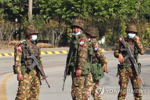 수도 네피도 거리에서 경계를 서고 있는 미얀마 군인들. 2021.2.1[AFP=연합뉴스]