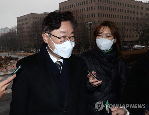 출근하는 박범계 법무부 장관(과천=연합뉴스) 류영석 기자 = 박범계 법무부 장관이 1일 오전 정부과천청사 법무부로 출근하고 있다. 2021.2.1 ondol@yna.co.kr