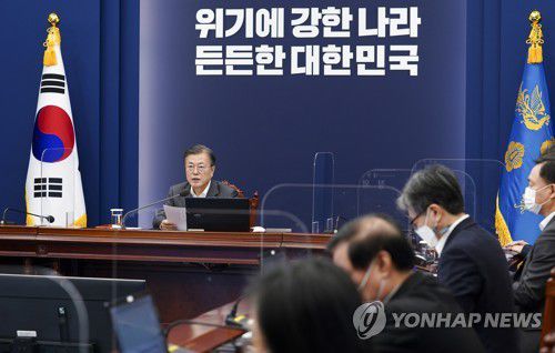 발언하는 문 대통령(서울=연합뉴스) 이진욱 기자 = 문재인 대통령이 1일 오후 청와대에서 열린 수석·보좌관 회의에서 발언을 하고 있다. cityboy@yna.co.kr