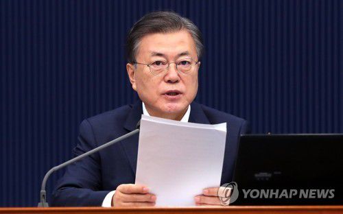 발언하는 문 대통령(서울=연합뉴스) 이진욱 기자 = 문재인 대통령이 2일 오전 청와대에서 열린 영상 국무회의에서 발언하고 있다. 2021.2.2 cityboy@yna.co.kr