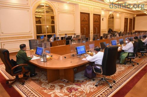 군사정부 장관 첫 회의를 주재하는 민 아웅 흘라잉 최고사령관(맨 왼쪽)[군부 공보청 제공. 재판매 및 DB 금지]