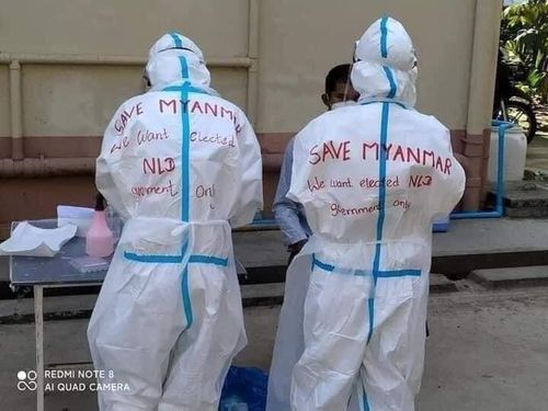 쿠데타 반대 메시지를 쓴 방호복을 입은 미얀마 의료진 모습.[미얀마시민불복종운동 페이스북 캡처.재판매 및 금지]