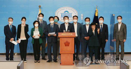 민주당 노웅래 양기대 의원 등이 2020년 10월 5일 국회 소통관에서 더불어민주당 미디어·언론상생TF 발족 기자회견을 하고 있. [연합뉴스 자료사진]