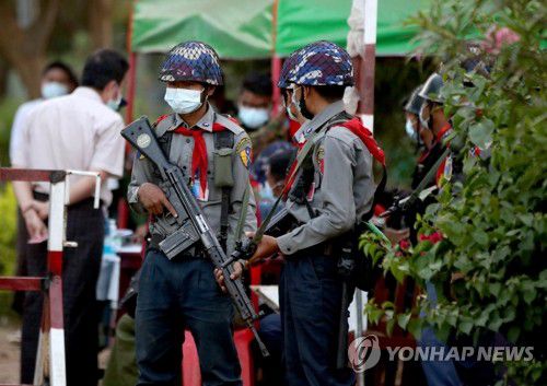 의원 구금된 영빈관 지키는 미얀마 무장 경찰(네피도 EPA=연합뉴스) 쿠데타가 발생한 미얀마 수도 네피도의 정부청사 단지에서 2일(현지시간) 의원들이 구금된 것으로 알려진 영빈관 입구를 무장 경찰이 지키고 있다. 미얀마 군부는 전날 새벽 전격적으로 쿠데타를 일으켜 아웅산 수치 국가고문이 이끄는 민주주의민족동맹(NLD) 소속 의원 등 약 400명을 이곳 영빈관에 구금했다고 현지 외신들이 전했다. sungok@yna.co.kr