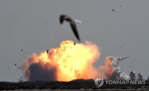 시험비행 중 또 폭발한 스페이스X 화성 우주선 스타십(보카치카 로이터=연합뉴스) 미국 우주탐사 기업 스페이스X가 개발 중인 화성 이주용 우주선 '스타십'의 시제품 SN9이 2일 텍사스주 보카치카 발사 기지에서 시험비행 중 폭발하고 있다. 스타십 시제품 SN8도 지난해 12월 고도 비행 뒤 착륙 과정에서 폭발한 바 있다. sungok@yna.co.kr