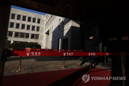 긴장 감도는 대법원(서울=연합뉴스) 신준희 기자 = 양승태 대법원장 시절 '사법농단'에 연루된 임성근 부산고법 부장판사에 대한 탄핵 논의가 한창인 가운데 3일 서초동 대법원에 긴장이 감돌고 있다. hama@yna.co.kr